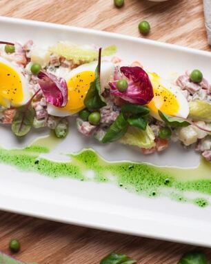 Оливье с копченой говядиной и листьями салата