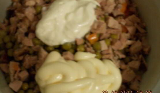 оливье с морковью, бужениной и зеленым луком