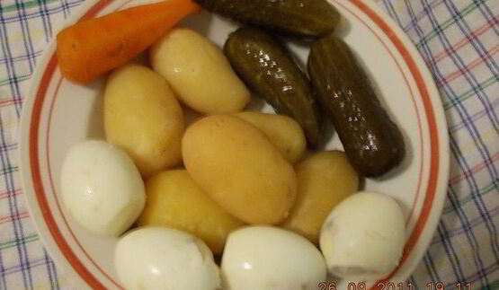 оливье с морковью, бужениной и зеленым луком