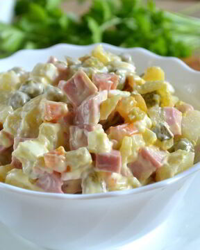 Салат Оливье классический с колбасой