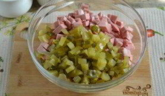 салат оливье классический с колбасой