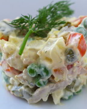 Салат Оливье классический с курицей