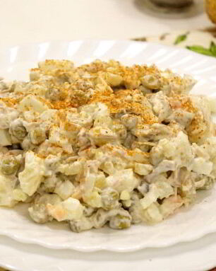 Салат Оливье с индейкой