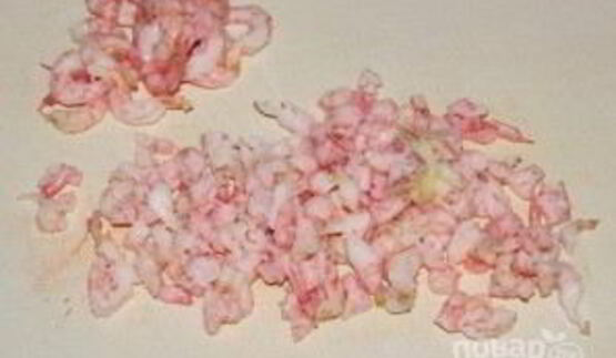 салат оливье с копченой курицей и креветками