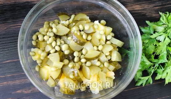 салат оливье с копченой скумбрией