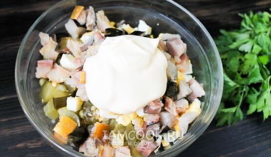 салат оливье с копченой скумбрией