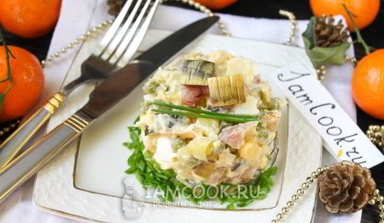 салат оливье с копченой скумбрией