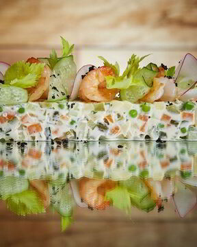 Салат оливье с креветками и зеленым тобико