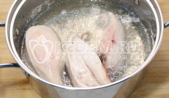 салат оливье с курицей и икорной закуской