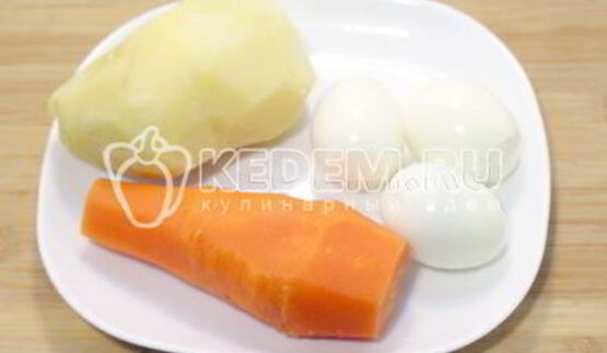 салат оливье с курицей и икорной закуской