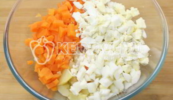 салат оливье с курицей и икорной закуской