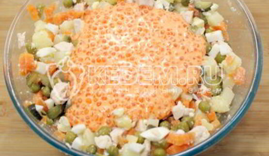 салат оливье с курицей и икорной закуской