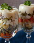 Салат Оливье с курицей под соусом айоли