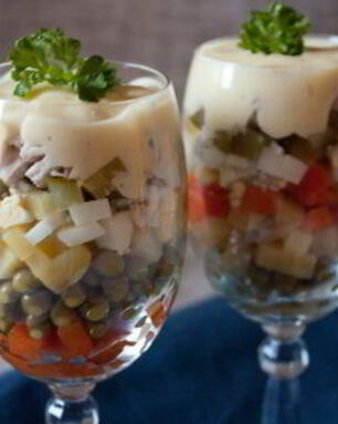 Салат Оливье с курицей под соусом айоли