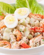 Салат Оливье с раковыми шейками