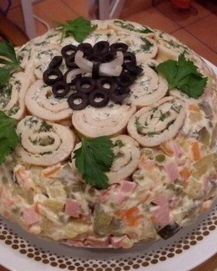 Рецепт салата оливье с рулетами из омлета