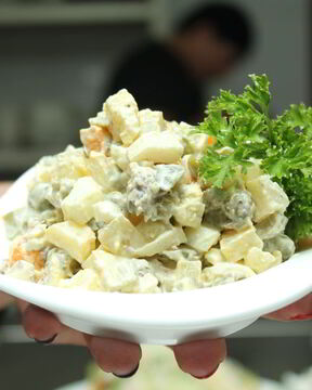 Салат оливье со свининой