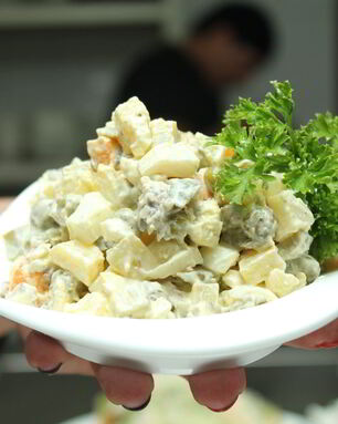 Салат оливье со свининой