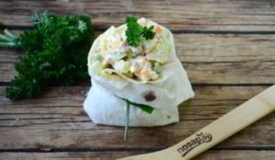 салат оливье в лаваше