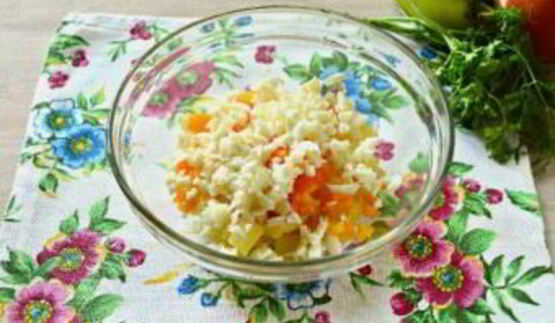 салат в виде петуха оливье