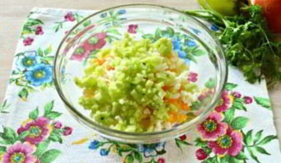 салат в виде петуха оливье