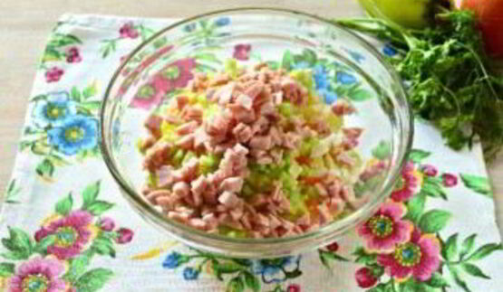 салат в виде петуха оливье