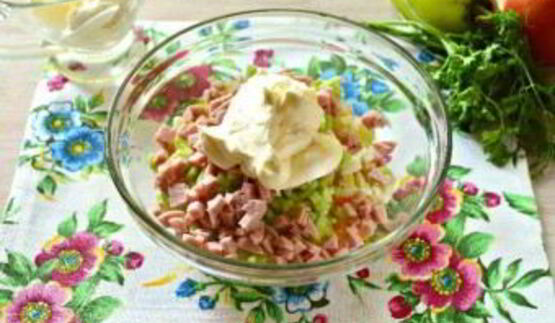 салат в виде петуха оливье