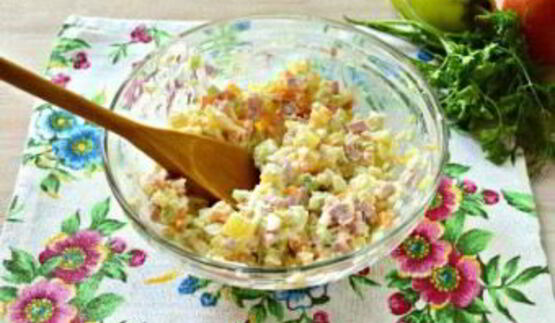 салат в виде петуха оливье