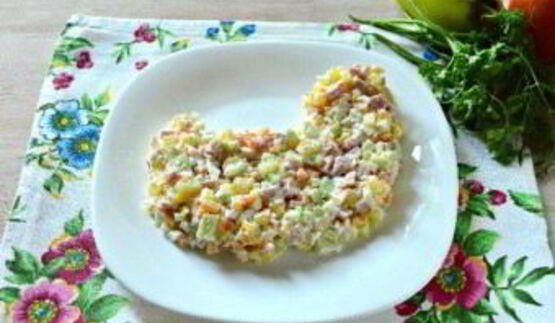 салат в виде петуха оливье