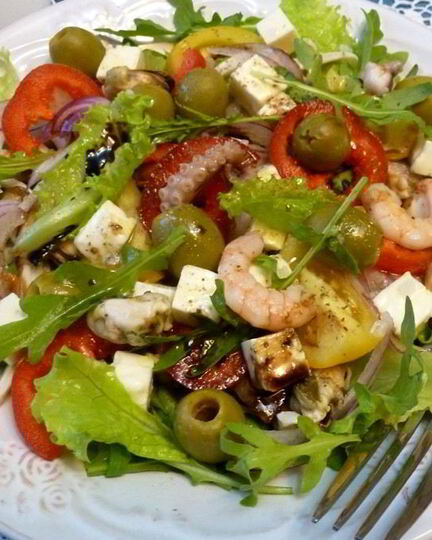 Рецепт овощного салата с морепродуктами