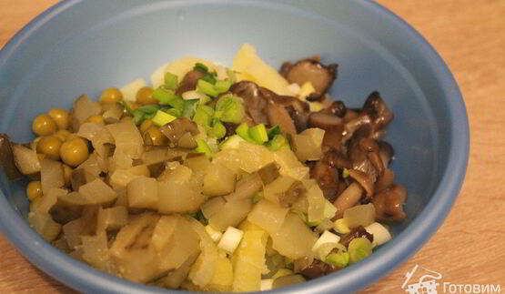 постный салат с маринованными опятами