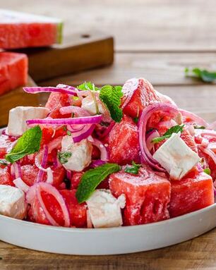 Салат из арбуза с маринованным крымским луком и брынзой