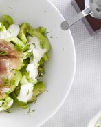 Салат из авокадо и копченой рыбы