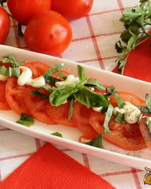 Салат из помидоров со сливочно-базиликовым соусом