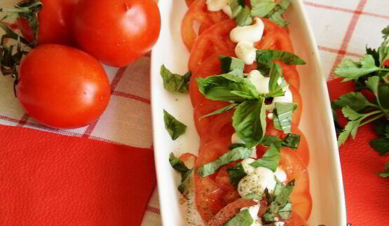 салат из помидоров со сливочно-базиликовым соусом