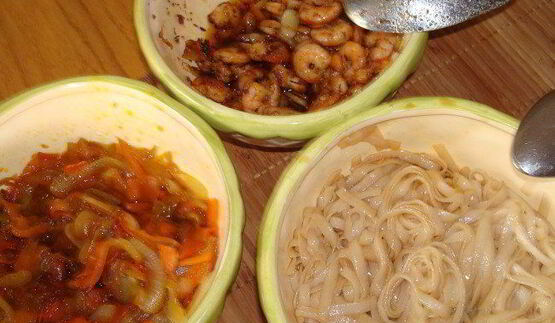 салат из рисовой лапши с креветками под соусом терияки