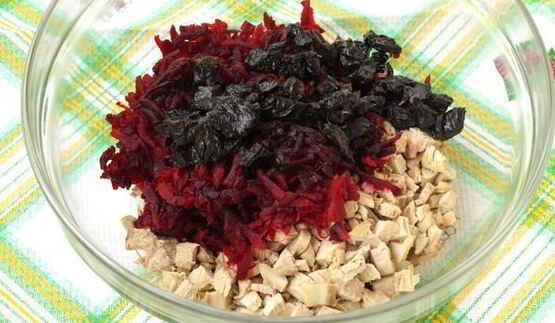 салат из свеклы с курицей и черносливом
