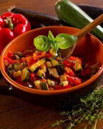 Салат из запеченых овощей и крутонов