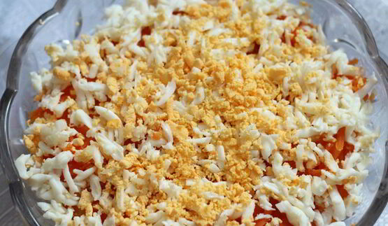 салат мимоза с консервированной горбушей