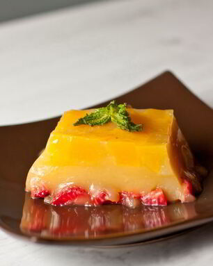 Желе Мимоза с персиками и клубникой