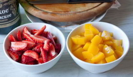 желе мимоза с персиками и клубникой