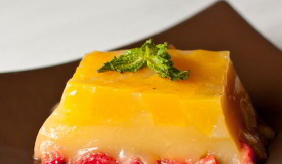 желе мимоза с персиками и клубникой