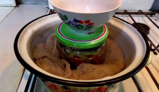 салат пальчики оближешь из помидор и огурцов на зиму