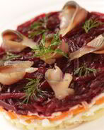 Слабосоленая атлантическая сельдь под шубой из молодых овощей