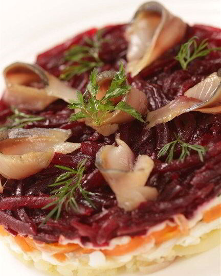 Рецепт слабосоленой атлантической сельди под шубой из молодых овощей