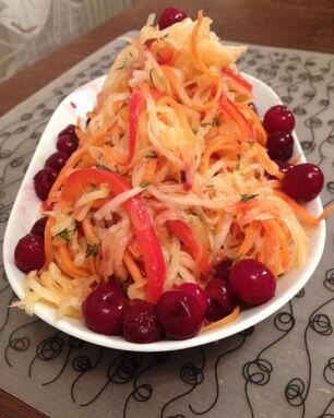 Салат Радужный из свежих овощей для раздельного питания