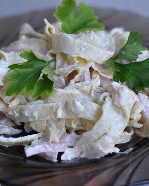 Салат с блинами из крахмала