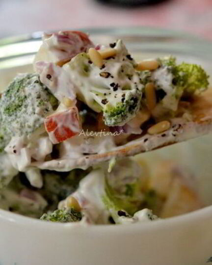 Рецепт салата с брокколи и яблоком