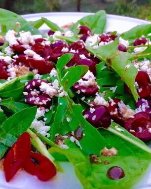 Салат с черешней и фетой