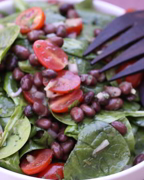 Салат с фасолью и помидорами